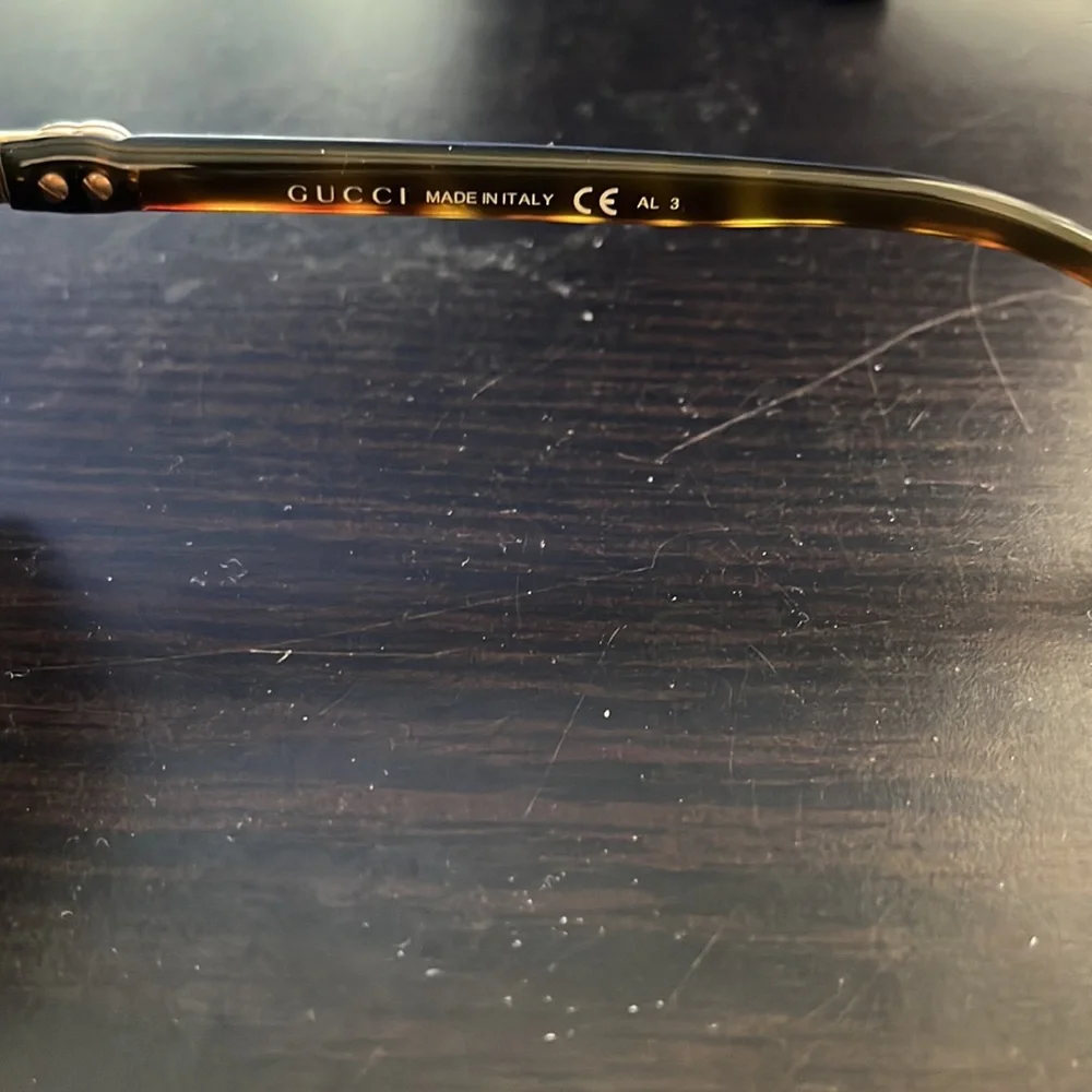 Gucci sun glasses - Picture 3 of 6